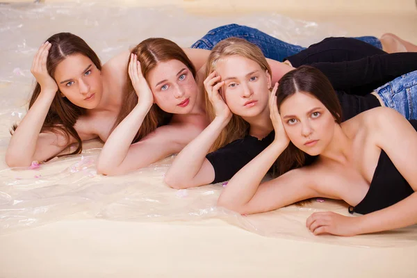 Cinq belles jeunes filles sur fond de prune en studio — Photo