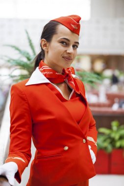Rusya, Moskova: 28 Haziran 2019. Havaalanında Aeroflot Havayolları resmi kırmızı üniforma giymiş güzel hostes