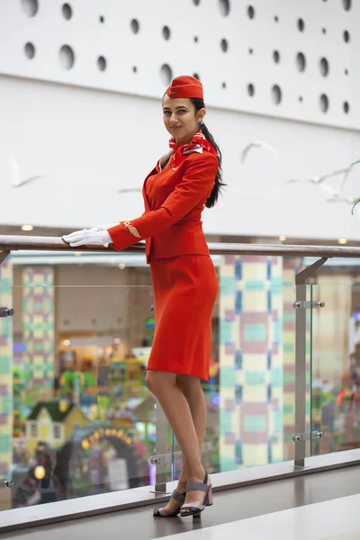 Russie Moscou Juin 2019 Belle Hôtesse Habillée Uniforme Rouge Officiel — Photo