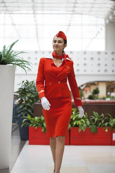 Rusko Moskva Červen 2019 Krásná Letuška Oblečená Oficiální Rudé Uniformě — Stock fotografie