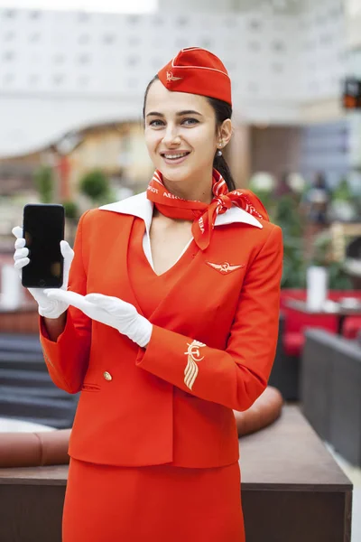 RUSSIA, MOSCOW: 28 DE JUNHO DE 2019. Linda aeromoça vestida com de — Fotografia de Stock