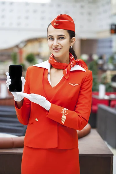 RUSSIA, MOSCOW: 28 DE JUNHO DE 2019. Linda aeromoça vestida com de — Fotografia de Stock