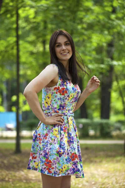 Retrato de bela jovem mulher feliz — Fotografia de Stock