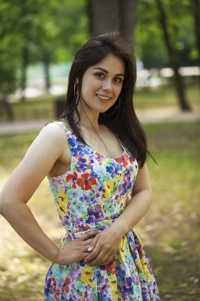 Retrato de hermosa joven feliz mujer —  Fotos de Stock