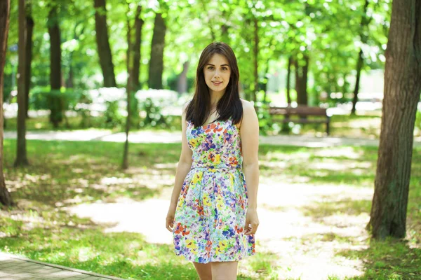 Retrato de hermosa joven feliz mujer —  Fotos de Stock