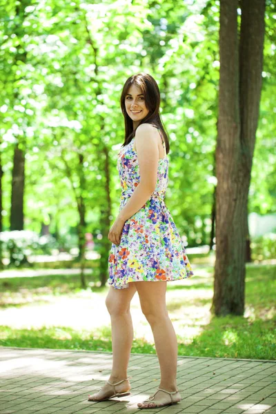 Jovem bela mulher de vestido no parque de verão — Fotografia de Stock