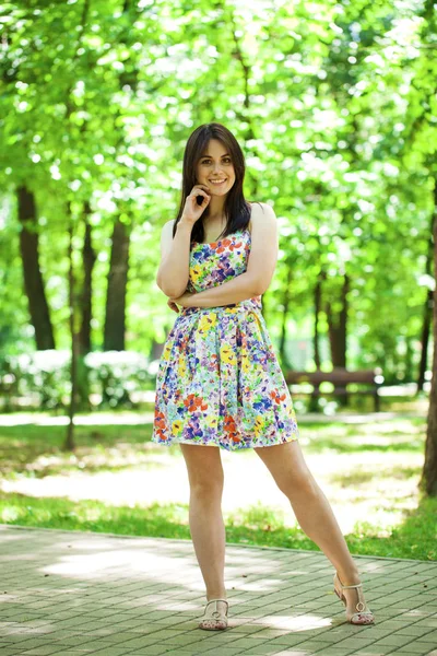 Jovem bela mulher de vestido no parque de verão — Fotografia de Stock