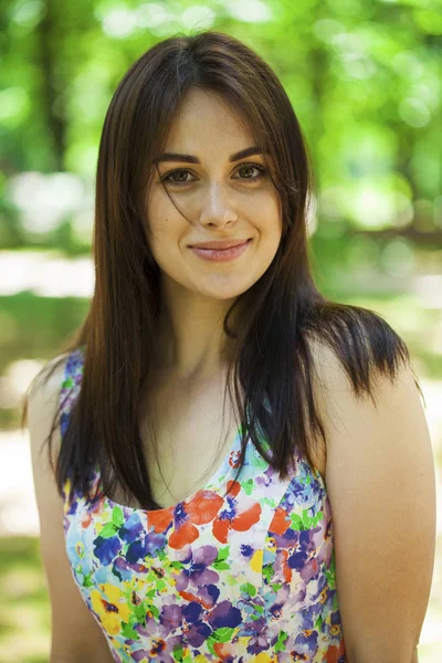 Retrato de bela jovem mulher feliz — Fotografia de Stock