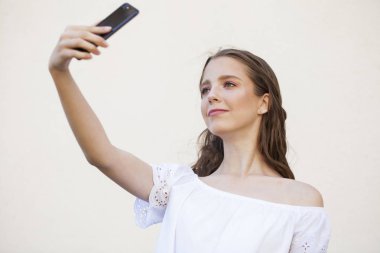 Akıllı telefonda selfie yapma Pretty genç esmer kadın