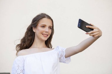 Akıllı telefonda selfie yapma Pretty genç esmer kadın