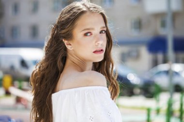 Portre yakın çekim genç güzel esmer kadın 