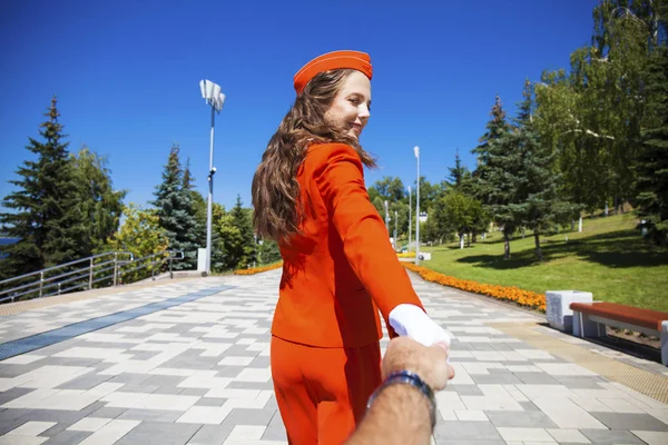 Seguimi giovane hostess in uniforme rossa — Foto Stock