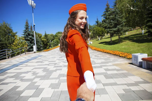 Seguimi giovane hostess in uniforme rossa — Foto Stock