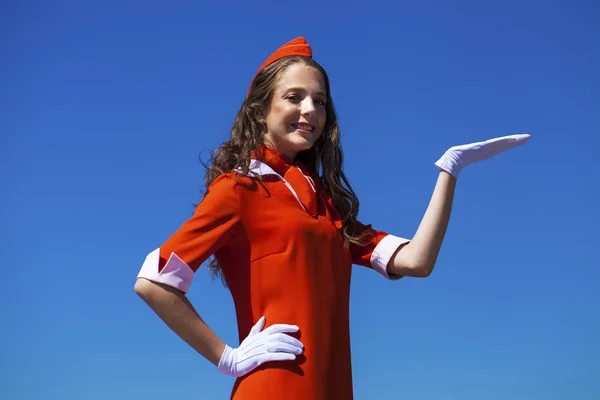 Schöne Stewardess in offizieller roter Uniform — Stockfoto