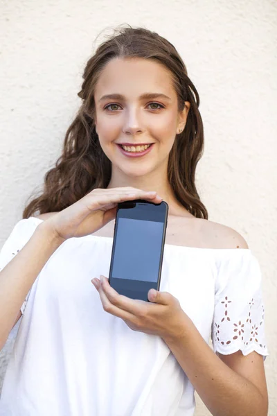 Красива дівчина показує екран вашого смартфона — стокове фото