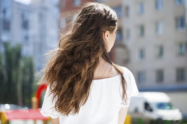 Pelo morena femenina, vista trasera, parque de verano —  Fotos de Stock