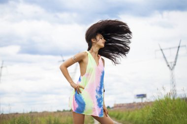 Renkli tunik genç güzel kadın backgr karşı poz