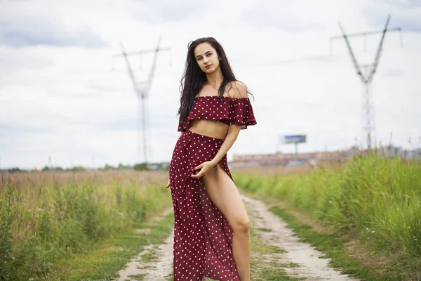 Jonge mooie vrouw in jurk in het zomerpark — Stockfoto