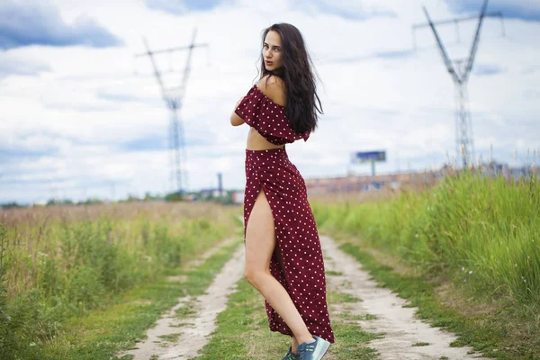 Giovane bella donna in abito nel parco estivo — Foto Stock