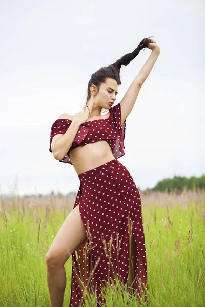 Jovem bela mulher de vestido no parque de verão — Fotografia de Stock