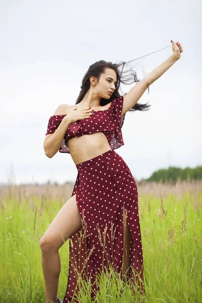 Young beautiful woman in dress in the summer park — Stock Photo, Image