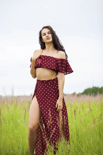 Jovem bela mulher de vestido no parque de verão — Fotografia de Stock