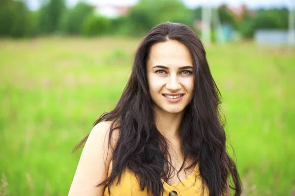 Retrato de hermosa joven feliz mujer — Foto de Stock