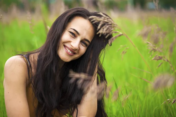 幸せの美しい若い女性の肖像画 — ストック写真