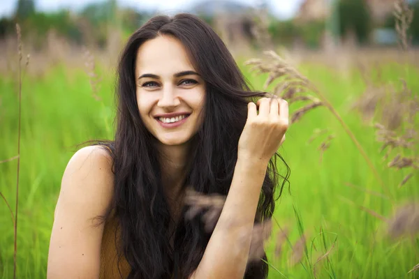 Portret van mooie jonge gelukkig vrouw — Stockfoto