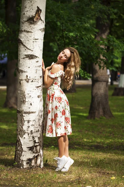 Muito sexy jovem loira mulher em vestido branco posando no verão p — Fotografia de Stock