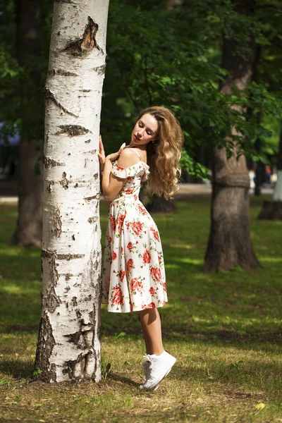 Ganska sexig ung blond kvinna i vit klänning poserar i sommar p — Stockfoto