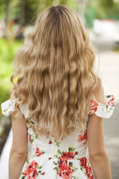 Weiblich lange wellige blonde Haare — Stockfoto