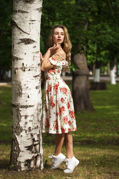 Досить сексуальна молода блондинка в білій сукні позує влітку р — стокове фото