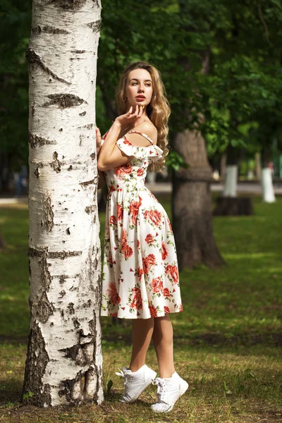 Jolie jeune femme blonde sexy en robe blanche posant en été p — Photo