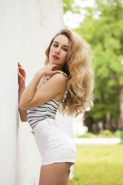 흰색 반바지에 젊은 아름다운 금발소녀의 초상화 — 스톡 사진