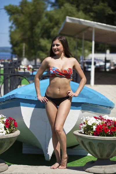 Sexy młoda kobieta w bikini — Zdjęcie stockowe