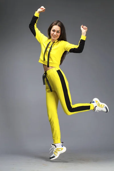 Retrato de uma jovem bela mulher morena em traje amarelo — Fotografia de Stock