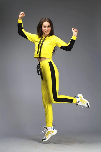 Retrato de uma jovem bela mulher morena em traje amarelo — Fotografia de Stock