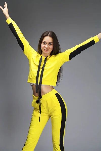 Retrato de uma jovem bela mulher morena em traje amarelo — Fotografia de Stock