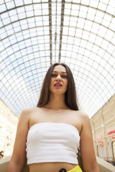 Bella donna bruna in abito bianco — Foto Stock