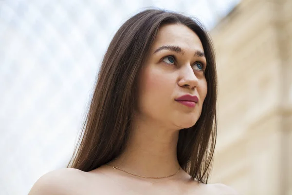 Mooie brunette vrouw in witte jurk — Stockfoto