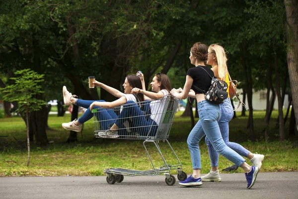 Mujeres felices en vaqueros azules caminando en el parque de verano —  Fotos de Stock