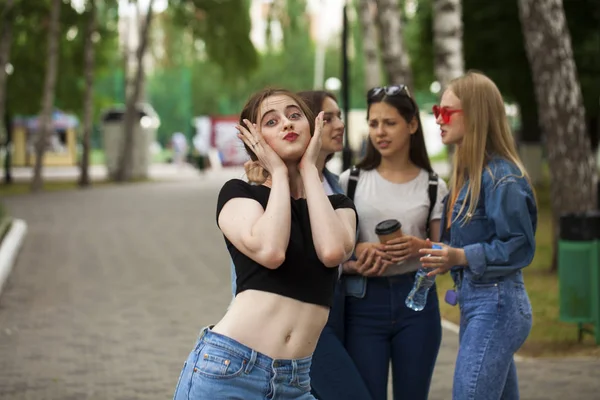 四个女学生在夏天公园 — 图库照片