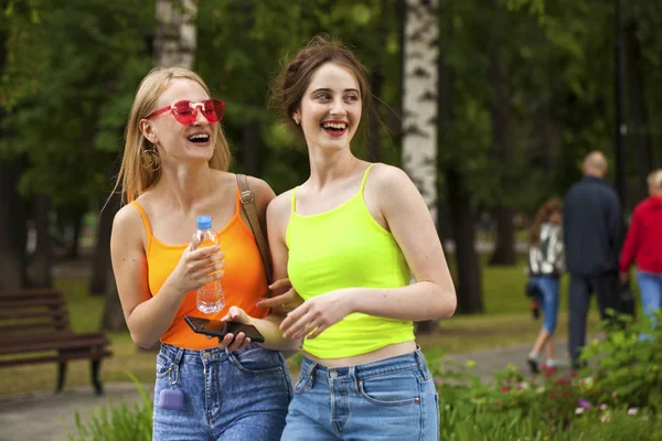 Två flickvänner går på sommarpark, Utomhus — Stockfoto