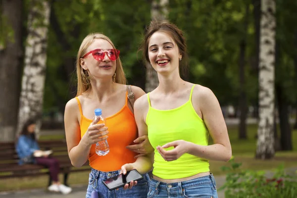 İki kız arkadaş yaz parkında, açık havada yürüyor. — Stok fotoğraf