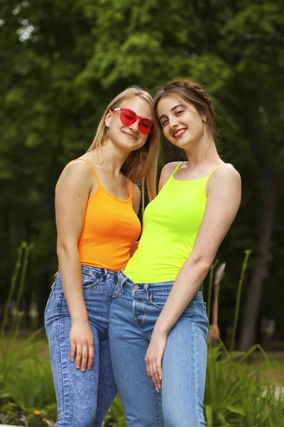 Deux copines marchant sur le parc d'été, en plein air — Photo