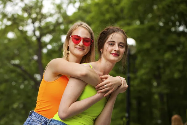 Due amiche che camminano sul parco estivo, all'aperto — Foto Stock