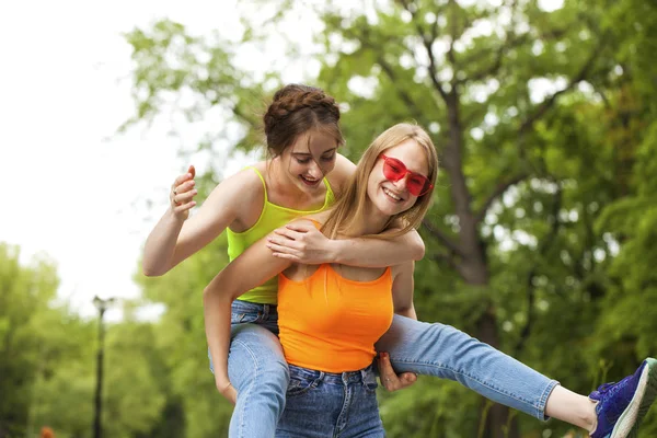 Dos novias caminando en el parque de verano, al aire libre — Foto de Stock