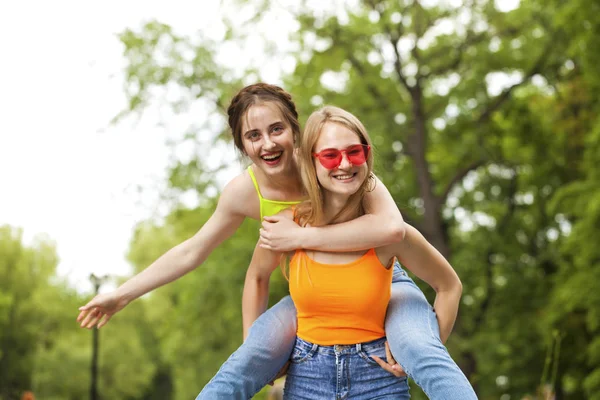 Twee vriendinnen wandelen op zomerpark, buitenshuis — Stockfoto