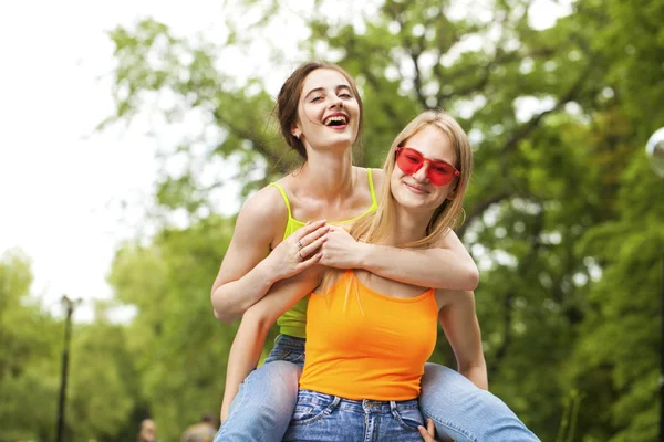 Zwei Freundinnen zu Fuß auf Sommerpark, im Freien — Stockfoto